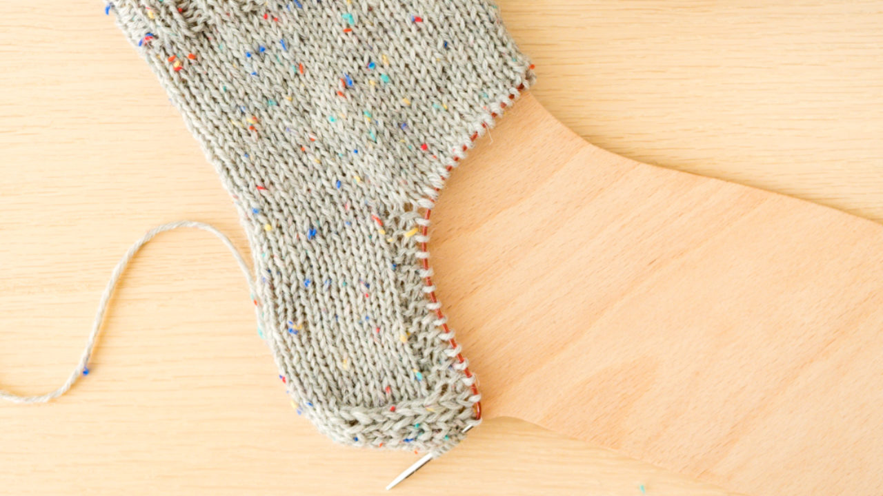 Knit cap heel - How to knit - Pick up stitches from the side edge