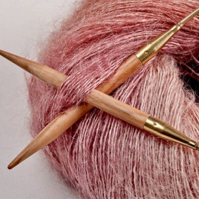 575 7 addiNature Olive Wood Rundstricknadel Detail 06 ergonomische Stricknadeln