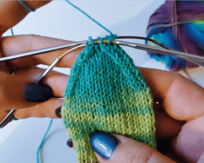 Knitting socks with the addiCraSyTrio - ribbon lace knitting