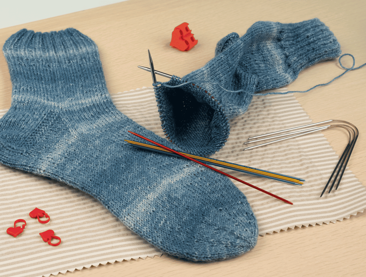 Knitting socks with sock chart - needle play, addiCraSyTrio or Sockwunder