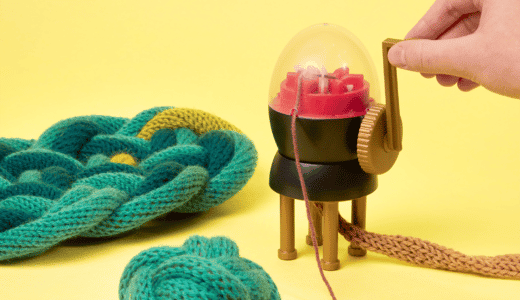 880 2 addiEi mini Strickmaschine knitting machine 6 Nadeln neeldes Sideshot1 rgb Magazin,Inspiration,Stricken,Häkeln