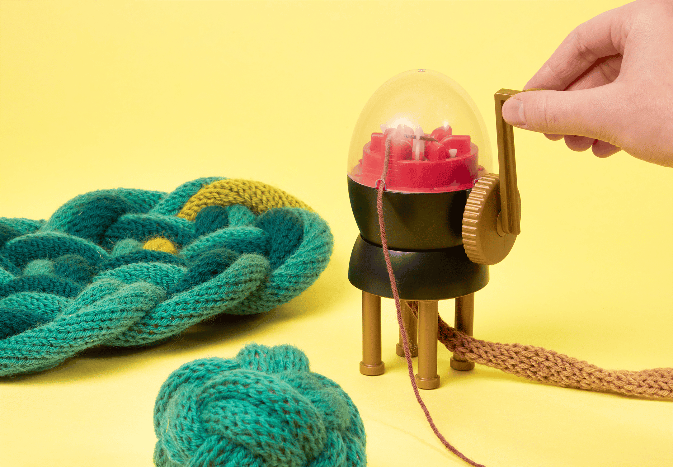 880 2 addiEi mini knitting machine knitting machine 6 needles neeldes Sideshot1 rgb Yarn Bombing