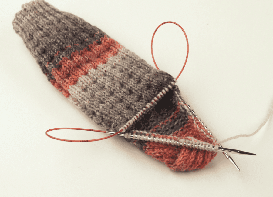 Knitting needles for knitting socks - Knitting socks with the circular knitting needle