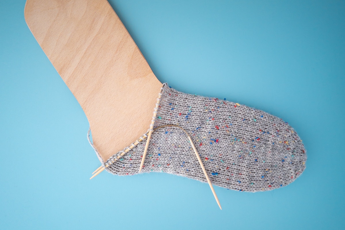 Toe-up boomerang heel knitting for socks with addiCraSyTrio Bamboo