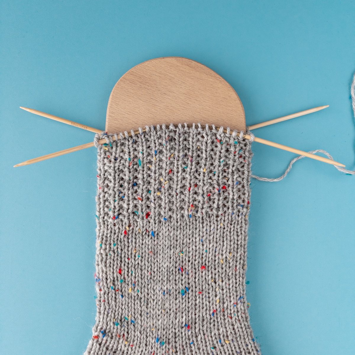 Unterbrochenes Rippenmuster/ Perlrippenmuster an einer Toe-up Socke mit addiCraSyTrio Bamboo