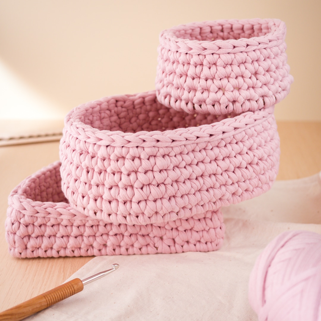 Free Pattern: Crochet Basket with Wooden Base