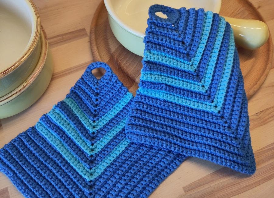 Crochet potholders in rib pattern - free tutorial for beginners. Potholder with stripes