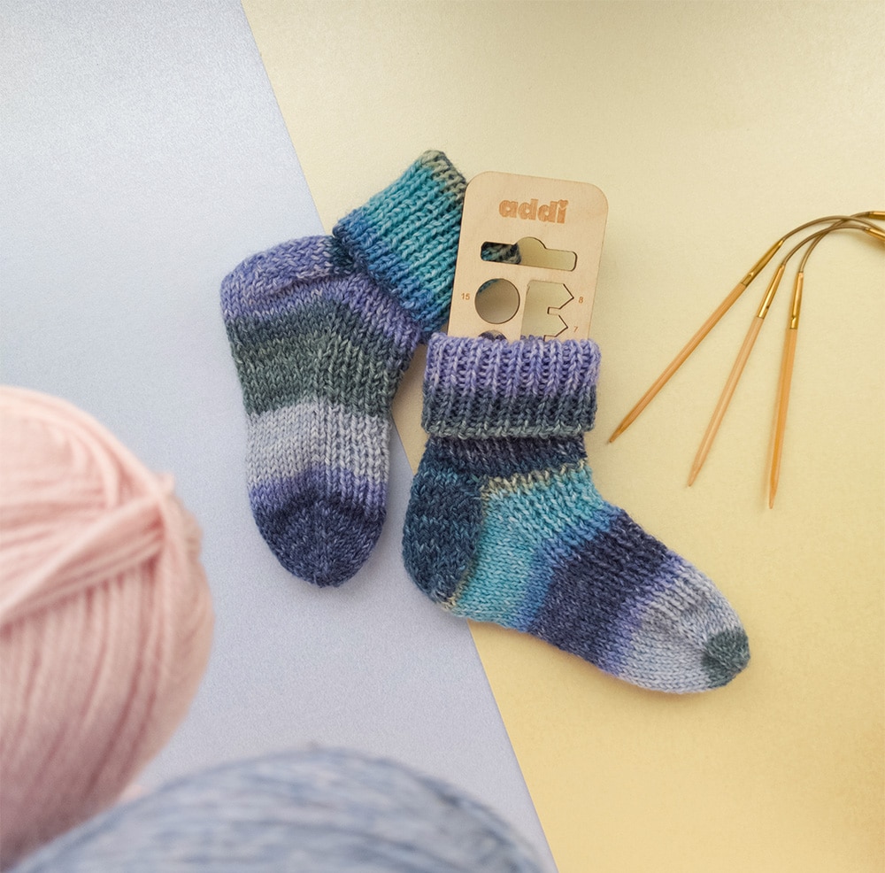 Knit baby socks with heel