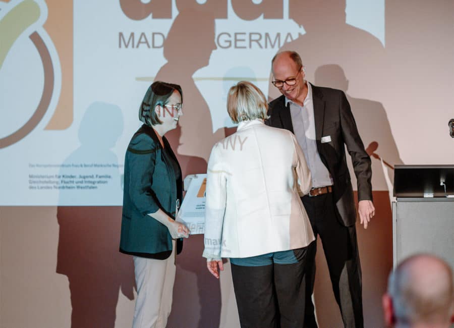 Überreichung des Zertifikats am 19.10.23 im Rahmen einer festlichen Verleihung in der Schauburg in Iserlohn an die Geschäftsführende Gesellschafterin, Claudia Malcus, und die Assistenz der Geschäftsführung, Pauline Dörr.