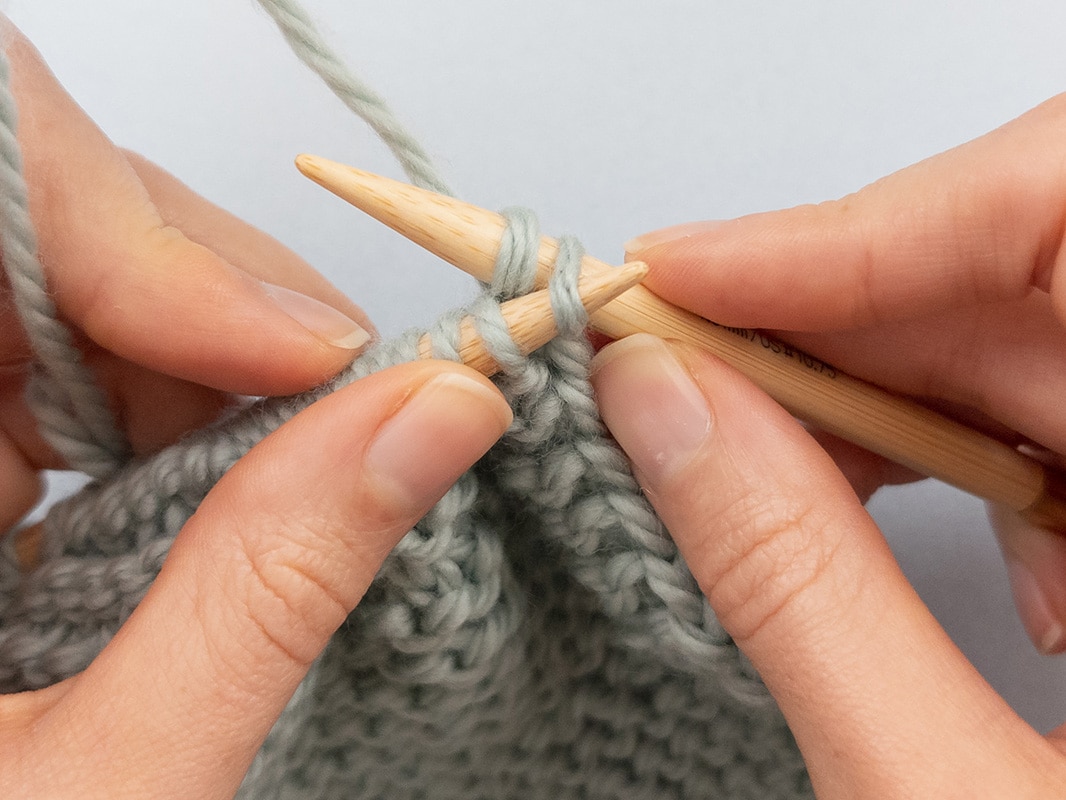 Maschen abketten durch uberziehen Schritt 03 stricken lernen fur anfanger Stricken lernen