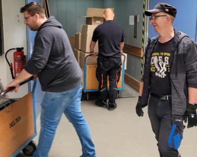 Umzug Verwaltung Schleppen Wir ziehen (im Haus) um