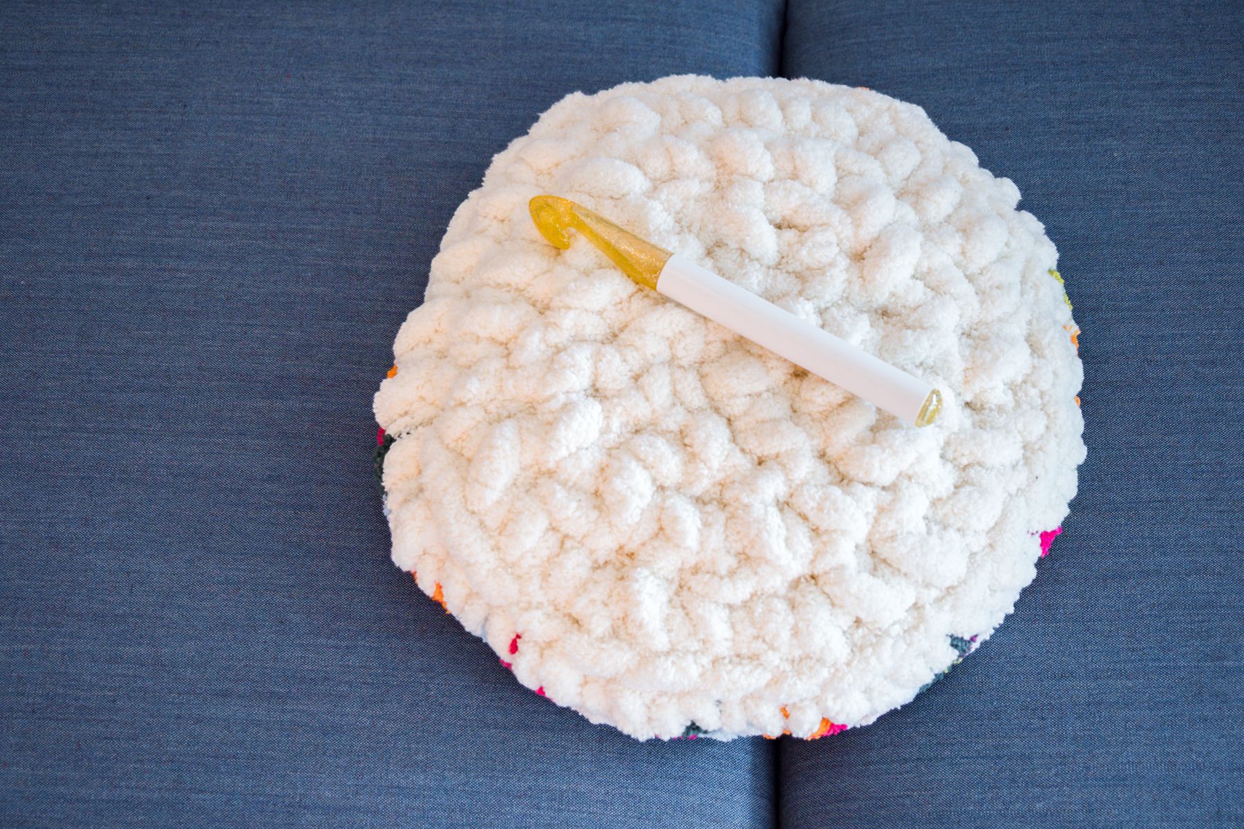 Rundes Kissen mit Flauschgarn häkeln