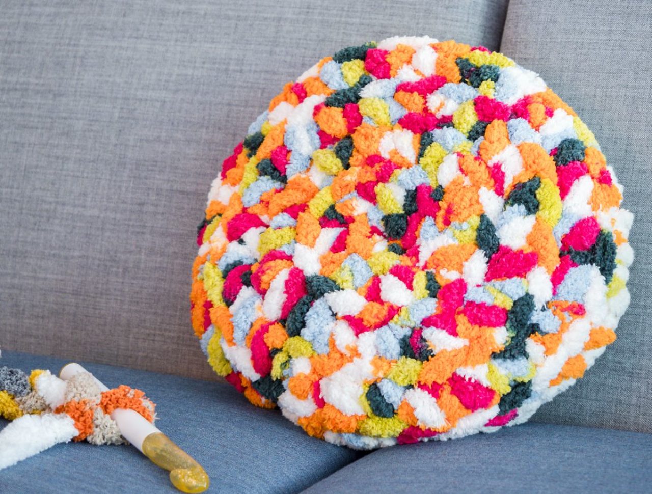 445 7 addiChampagner Wollhakelnadel 20mm Anleitung Chunky Kissen Scheepjes Titelbild addi2g e1761308112769 rundes Kissen häkeln