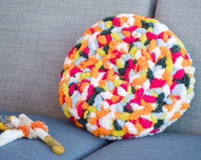 445 7 addiChampagner Wollhakelnadel 20mm Anleitung Chunky Kissen Scheepjes Titelbild addi2g e1761308112769 rundes Kissen häkeln