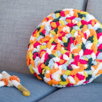 445 7 addiChampagner Wollhakelnadel 20mm Anleitung Chunky Kissen Scheepjes Titelbild addi2g e1761308112769 rundes Kissen häkeln