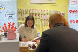 Pauline Dorr notiert Bestellung mit addiYarnArm h+h 2026