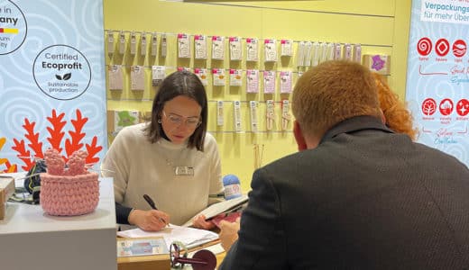 Pauline Dorr notiert Bestellung mit addiYarnArm addiYarnArm