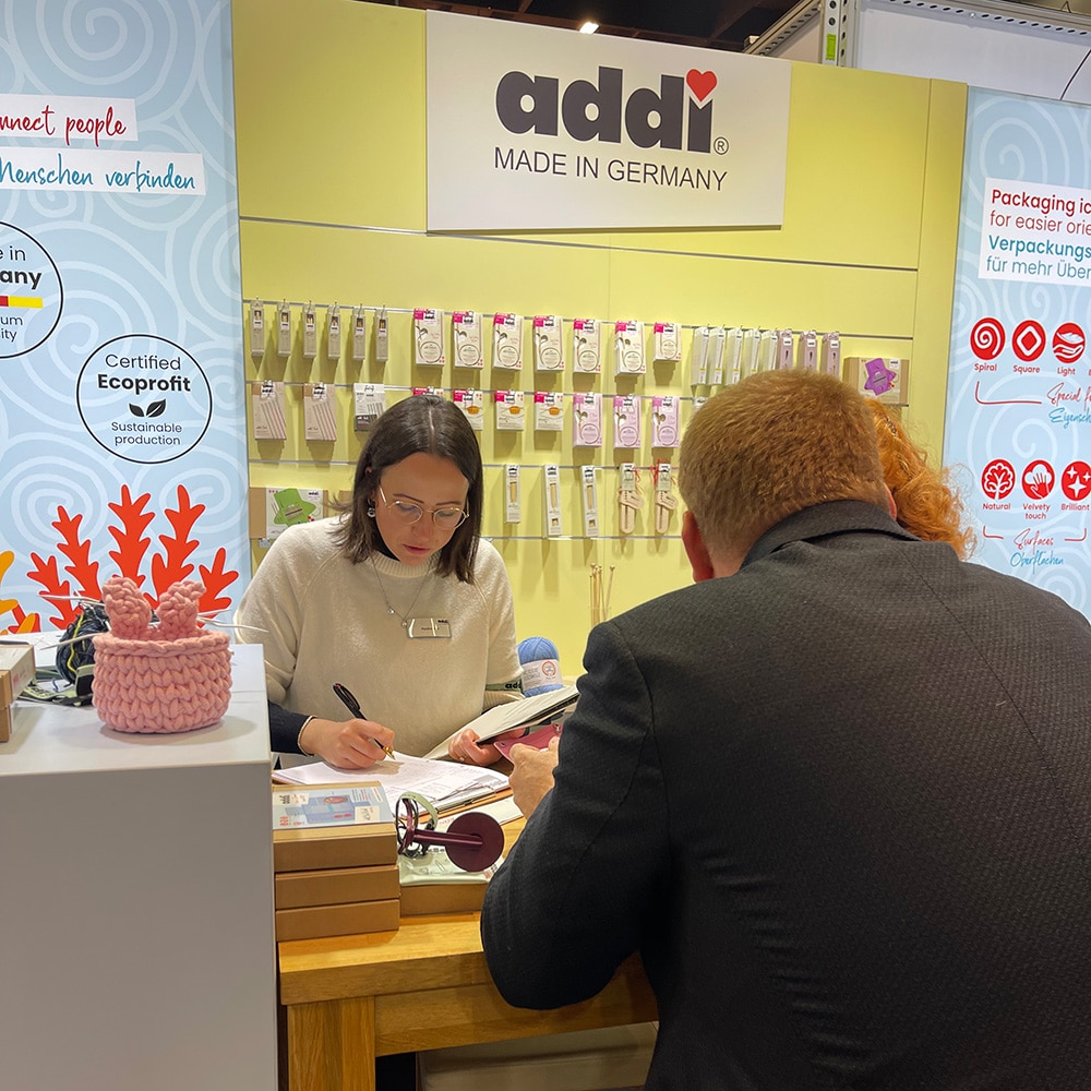 Pauline Dorr notiert Bestellung mit addiYarnArm h+h 2026